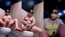 Viona Menggoyang Di Kamar Mandi Publik