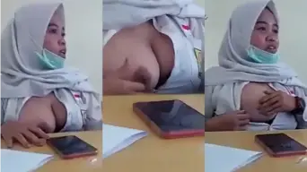 Siswi Berjilbab Pamer Payudara Di Ruang Kelas