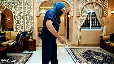 Mbok Jilbab Diperintah Nyepong Kontol Majikan, Abis Itu Telan Semua Airnya.