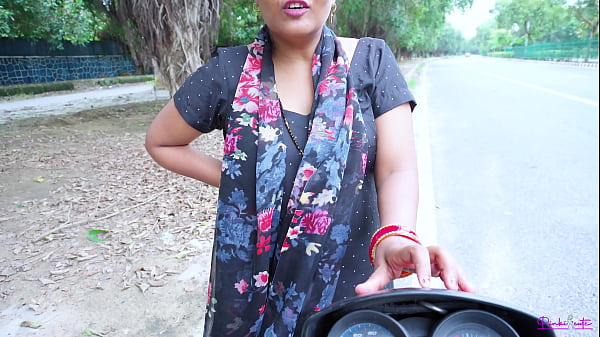 Bhabhi Nakal India Melayani Klien Di Pinggir Jalan, Digituin Doggystyle Dengan Suara Erotis Hindi.
