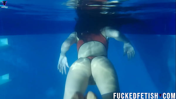 Helen Star Pake Baju Renang Seksi, Malem-malem Di Kolam Renang, Napasnya Berat Penuh Gairah.