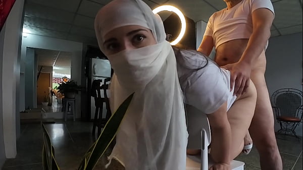 Ngentot Keras Di Pantat Bikin Cewek Hijab Kena Mancing Sambil Ngaji