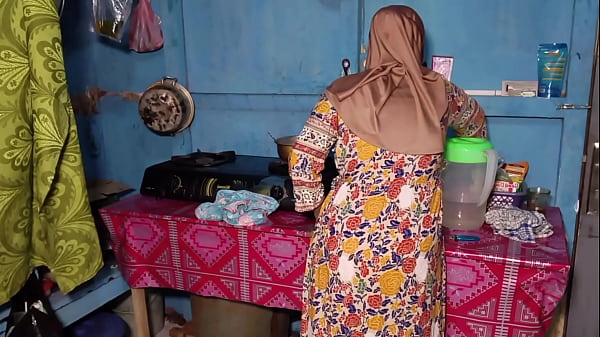 Ngentot Istri Teman Pas Lagi Masak, Becek Banget Dapur Basah Kena Air Liur Sama Keringat.