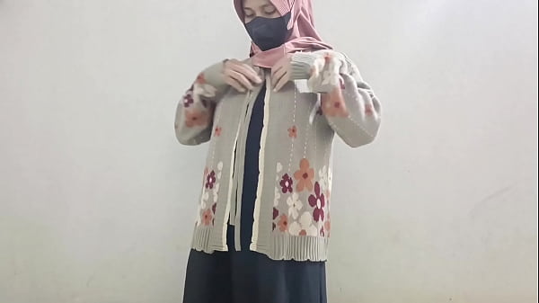 Gadis Berhijab Main Timun Buat Kepuasan Diri Sendiri