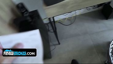 Anak Tiri Cewek Latin Menggoda Bapak Tirinya Dengan Tubuh Ketat Yang Bikin Ngiler.