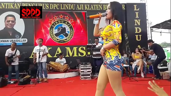 Tarian Erotis Indonesia – Sintya Riske Bergoyang Liar Di Atas Panggung, Bikin Ngentot