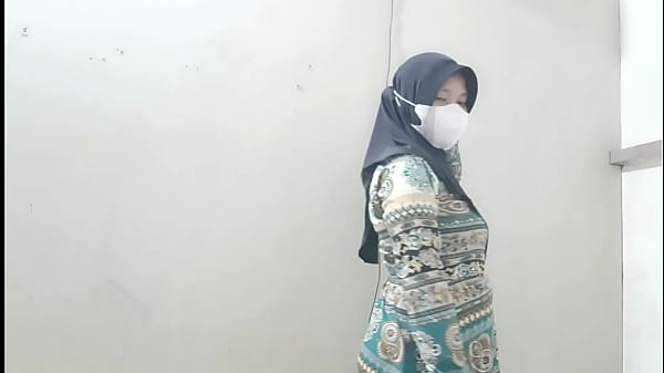 Ngentotin Bini Tetangga Pas Laki Kerjanya Keluar, Enak Banget Rasanya.