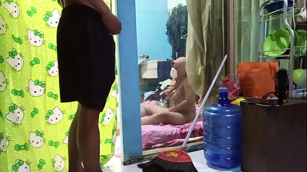 Ngentotin Istri Temen Yang Lagi Sibuk Mainin Diri Sendiri