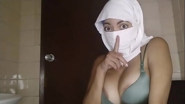 Istri Muslim Arab Yang Bergairah Mainin Memek Sambil Muncrat Diam-diam Pas Suami Lagi Keluar