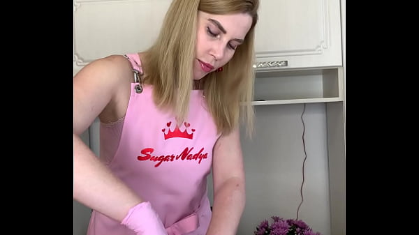 Wanita Rusia Seksi Lagi Cabutin Bulu Kontol Lebat, Bikin Makin Tegang.