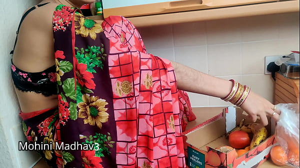 भारतीय गाँव की फल वाली माँ ने भाव तय करने के लिए ग्राहक के साथ जोरदार चूतिया चुदाई की हिंदी आवाज़