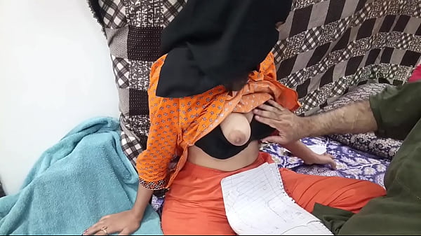 Gadis Pelajar Pakistan Berhijab Digebukin Guru Lesnya Sampai Meraung-raung