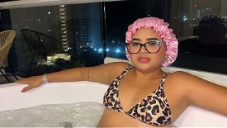 Madrastra Jalang Mandi Bugil Bareng Anak Tiri Di Jacuzzi, Minta Dientot Sementara Bokap Lagi Keluar