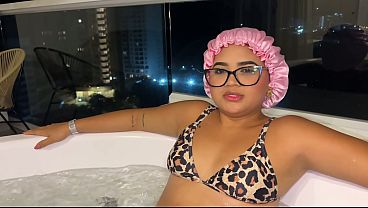 Madrastra Jalang Mandi Bugil Bareng Anak Tiri Di Jacuzzi, Minta Dientot Sementara Bokap Lagi Keluar