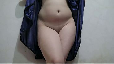 Cewek Indo Pake Lingerie Biru, Jongkok Srebegan Sambil Coli