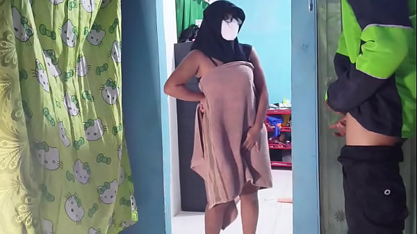 Kepergok Ojol Bawa Makanan Pas Tanganku Lagi Sibuk Mainin Kontol Sendiri.