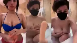 Juju Tokek Montok Mulus Ngangkang Di Bathtub, Nunggingin Tetek Gede Bulatnya.