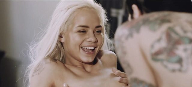 Mile High Media – Elsa Jean, Joanna Angel: Semua Siap Untuk Hari Besar, Merenggangkan Badan Di Arena, Kecuali Arabelle Dan Sovereign. Mereka Berdua Duduk Di Kantor Suzy, Berbagi Kabar Bahagia. Setelah Beberapa Menit, Tiga Cewek Itu Masuk Ke Arena Dan Mulai Menggoda.