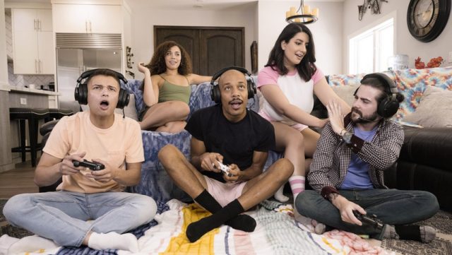 Ngentot Bareng Para Gamer, Main Game Sambil Coli Bareng