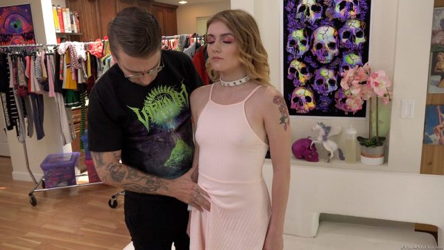 Setan Bajingan – Rosalyn Sphinx, Si Cewek Seksi Dengan Tubuh Kencang, Nongkrong Ke Sutradara Bryan Gozzling Buat Main-main Mesum. Gadis 18 Tahun Ini Pamer Tetek Montoknya Di Balik Baju Ketat, Sambil Buka-buka Memek Mulusnya Pas Sampe Di Depan Pintu Bryan.