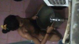 Tonton Video Pembantu India Mandi, Bikin Greget!