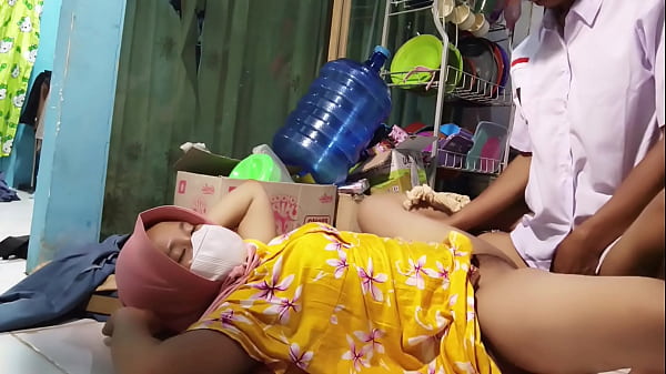 Ajak Ngentot Ibu Tiri Pas Siap-siap Berangkat Sekolah, Enak Banget
