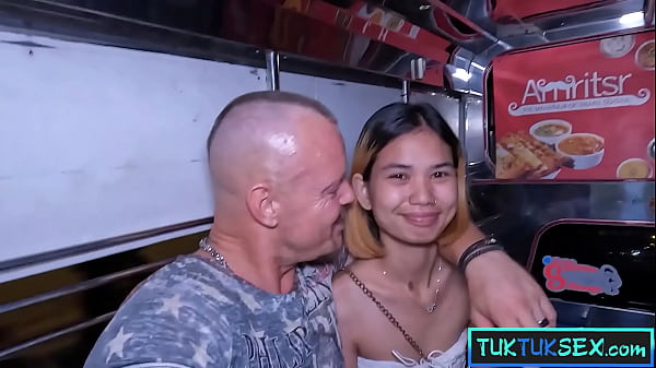 Cewek Thailand Mungil Digetarin Di Pattaya, Naik Tuk Tuk Buat Ajak Ngewe.
