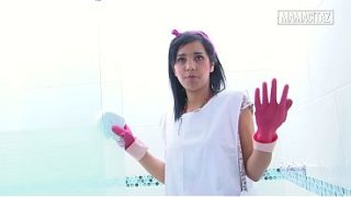 Pembantu Hotel Pake Sarung Tangan Karet, Bungkukin Badan Sambil Ngelap Pancuran, Bikin Liarnya Kebayang.
