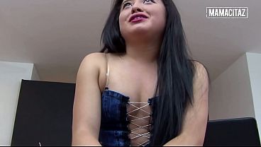 Goyangin Pantat Tebal Latina Pake Rok Mini… Dia Gak Bisa Berhenti Meremasnya.