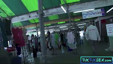 Lidahnya Berlubang, Ibu Thai Mungil Digaruki Dua Bule Gila.