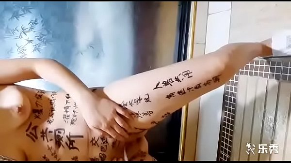 精厕贱妻调教，戴狗链子被猛插双洞，尿尿剃毛洗澡内射全记录