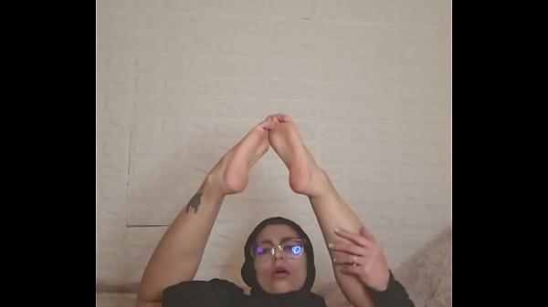Ibu Rumah Tangga Arab Mia Pamer Kaki Pakai Niqab, Bikin Greget