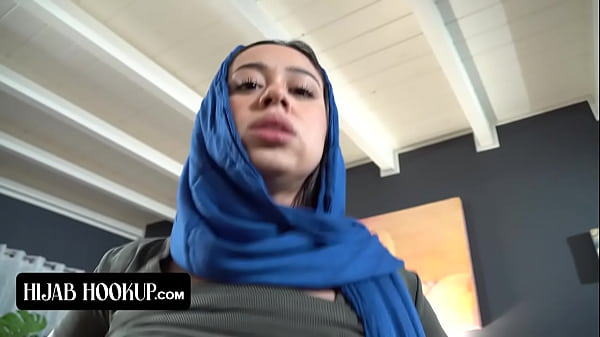 Nakal Banget Sih, Cewek Arab Ini Nyedot Kontol Kakak Tirinya Biar Dia Diem Aja Soal Rahasia Dari Ortu Tiri Yang Galak.