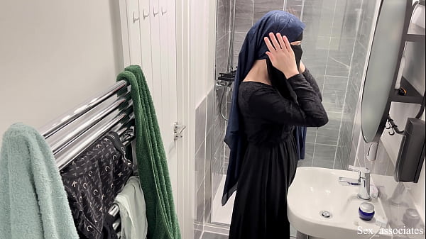 Astaga! Gak Nyangka Cewek Arab Suka Mainin Diri Sendiri. Aku Lihat Langsung Gadis Arab Berhijab Lagi Colmek Di Kamar Mandi.