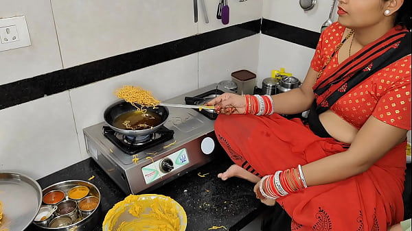 Komal Lagi Bikin Gorengan Pas Diwali, Si Adik Ipar Langsung Nge-goda Mau “ambil” Kakak Ipar, Badan Basah Keringetan.