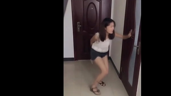 Cewek Cina Nahan Kencing Sampai Nyesek, Mau Ngepelin Banget