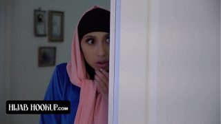 Gadis Muslim Cantik Berhijab Pantat Montok Minta Digebukin Kontol Keras Instruktur Mesum