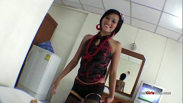 Lidah Liurnya Bikin Kontol Makin Keras, Pelacur Thailand Ini Ngeblowjob Paling Hot!
