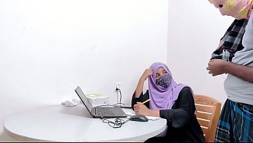 Bankir Hijab Montok Digebuk Petani Desa, Chudai Panas Di Sawah