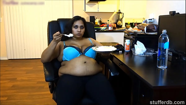 Desi Rose Ngiler Banget Sama Pie, Pengen Dimasukin Ke Mulut Sampai Penuh.