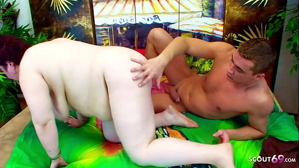 Induk Gemuk Montok Digempur Kontol Anak Tiri, Ngeres Sampai Meraung.