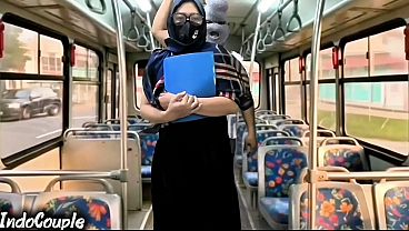 Istri Muslim Pulang Dari Kampus Sendirian Di Bus, Langsung Digaruk Orang Asing Sambil Jilbabnya Masih Nempel.