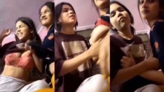 Gadis Desi Di Kos Saling Meremas Payudara Satu Sama Lain