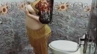 Gadis Montok Pakistan Crototin Di Kamar Mandi, Basah Kuyup