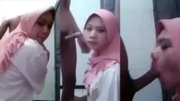 Jilbab Pink Basah Kuyup Nyesep Kontol Gede Sampe Ke Ubun-ubun
