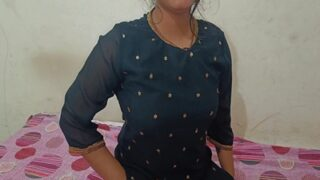 Tonton Bokep Desi, Kakak Tiri Membanjiri Memek Adik Tiri Dengan Air Mani
