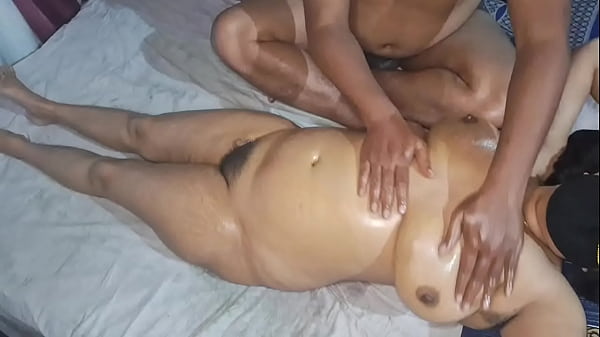 Desi Indian Bhabhi Ngentot Disemir Sampai Muncrat Pake Minyak Hangat