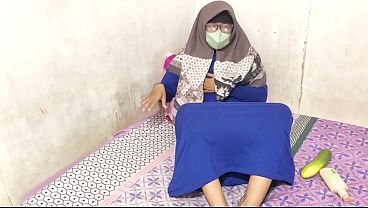 Cewek Hijab Indonesia Colmek Sambil Merem Melek, Jari Basah Mainin Sendiri.