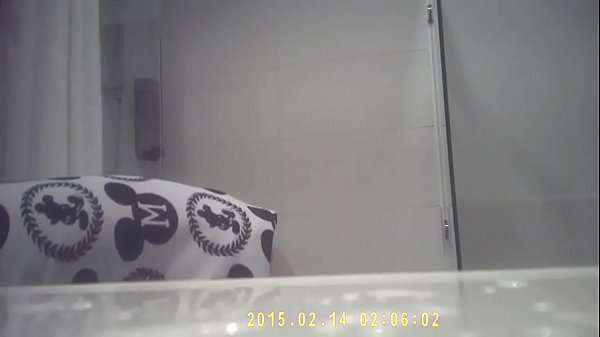姐姐洗澡时的小奶诗诗，偷拍视角爽到爆