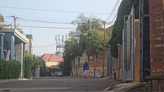 Mama Arab Lagi Coli Di Pinggir Jalan Deket Rumah, Becek Banget